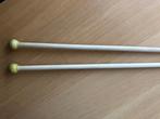 Twee houten breinaalden (nog zonder punt) lengte 60 cm., Ophalen of Verzenden, Zo goed als nieuw, Breien, Naald