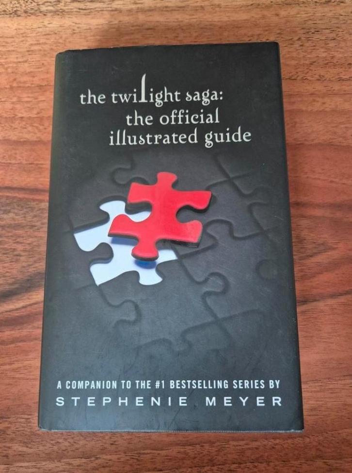 Hardcover The Twilight Saga: the official illustrated guide, Boeken, Literatuur, Zo goed als nieuw, Amerika, Ophalen of Verzenden