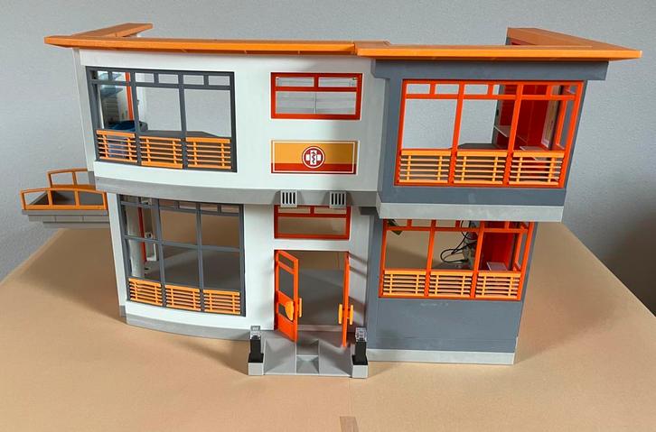 Ziekenhuis compleet ingericht, Kinderen en Baby's, Speelgoed | Playmobil, Zo goed als nieuw, Complete set, Ophalen of Verzenden