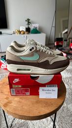 Nike Air Max 1 Crepe Brown (2022) EU 44 nieuw in doos, Kleding | Heren, Schoenen, Ophalen of Verzenden, Nieuw, Bruin