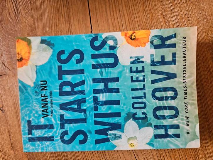Colleen Hoover - It Starts With Us, Boeken, Literatuur, Zo goed als nieuw, Ophalen of Verzenden