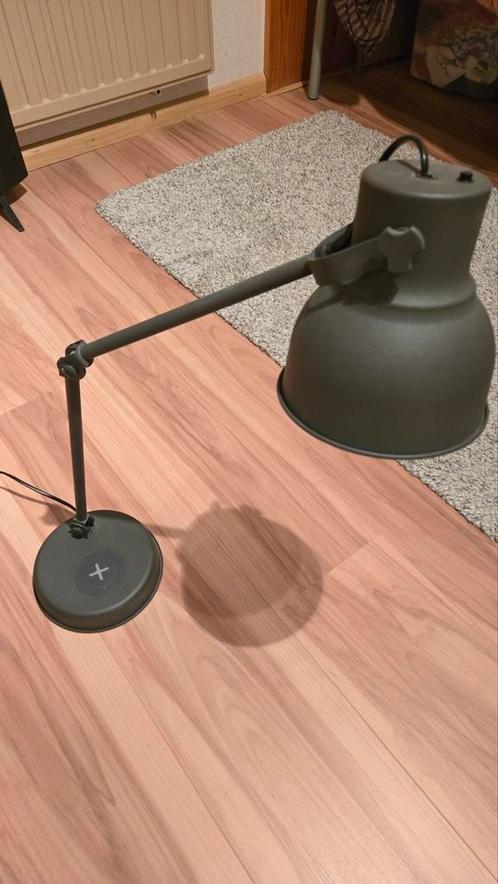Bureaulamp IKEA 'Hektar' met wireless charger., Diversen, Bureau-accessoires, Zo goed als nieuw, Ophalen