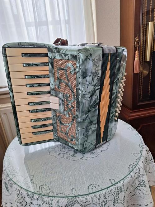 Accordeon in zeer goede staat en conditie speelt perfect NWS, Muziek en Instrumenten, Accordeons, Zo goed als nieuw, Toetsaccordeon