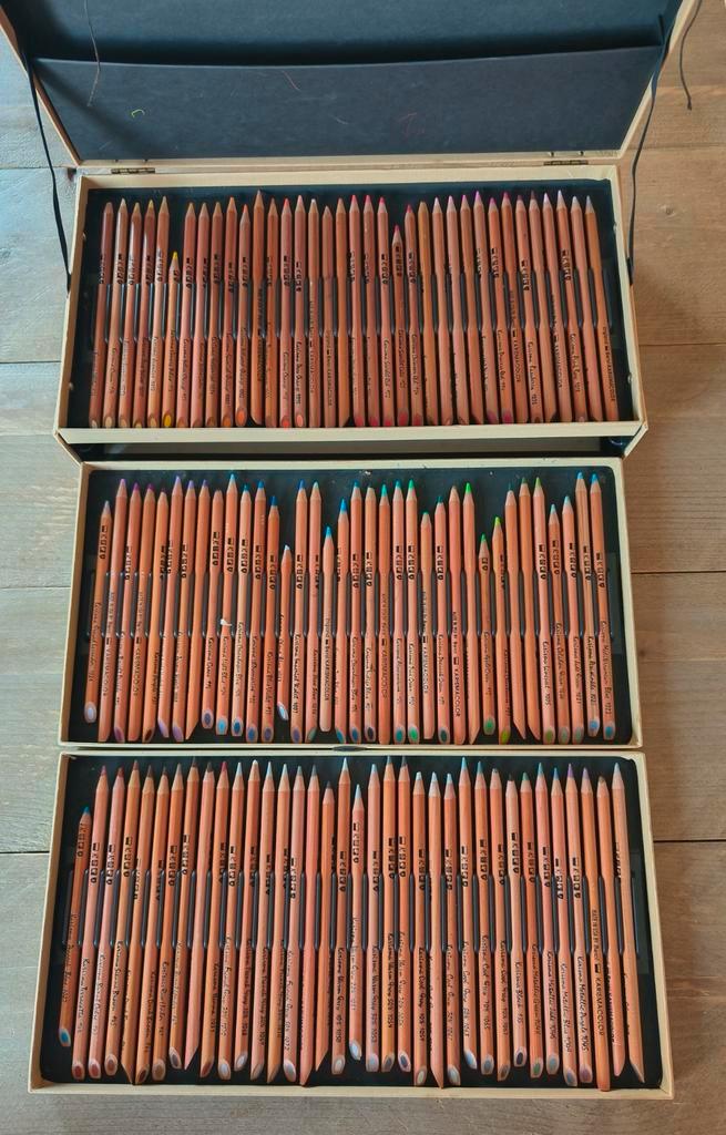 Karisma set 108 inclusief 5 zeldzame metallic kleuren, Hobby en Vrije tijd, Tekenen, Zo goed als nieuw, Potlood of Stift, Ophalen