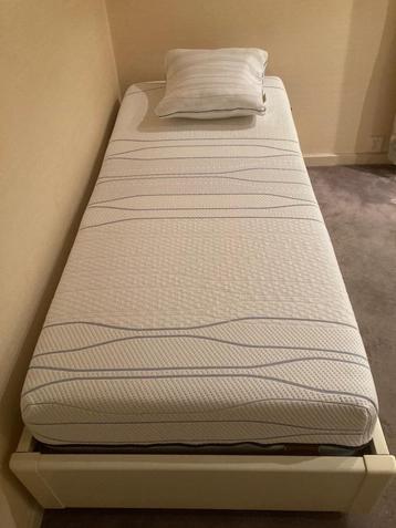 Bed met Auping spiraalbodem en M line matras beschikbaar voor biedingen