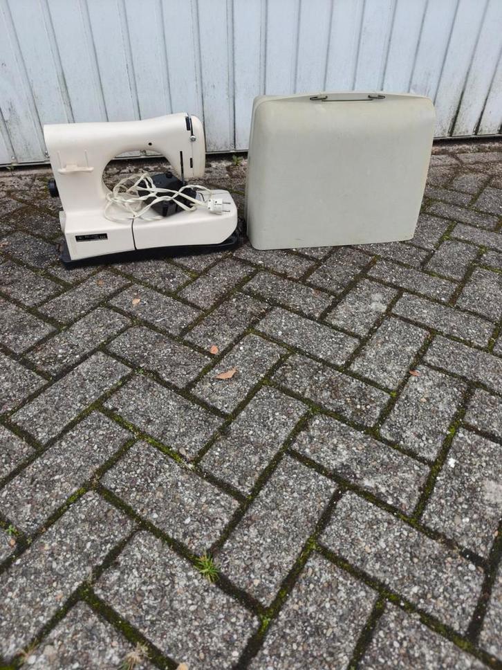 Naaimachine type 542 van het merk Necchi in goede staat., Hobby en Vrije tijd, Naaimachines en Toebehoren, Gebruikt, Naaimachine