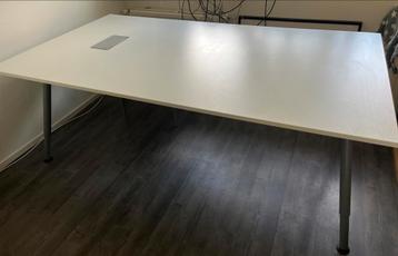 Mooi groot, stevig en in hoogte verstelbaar bureau/tafel