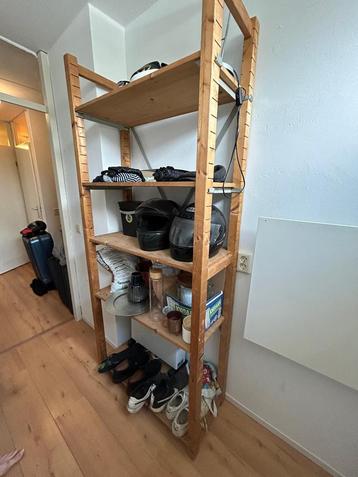 Stevige houten stellingkast beschikbaar voor biedingen