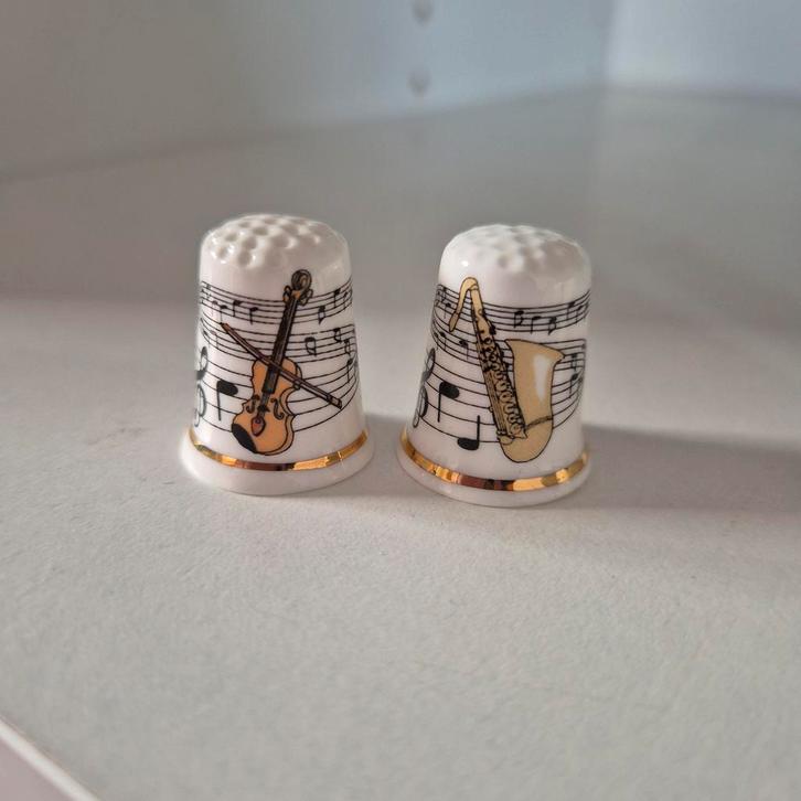 Twee Muzikale Vingerhoeden, Verzamelen, Vingerhoedjes, Nieuw, Nederland, Porselein, Ophalen of Verzenden