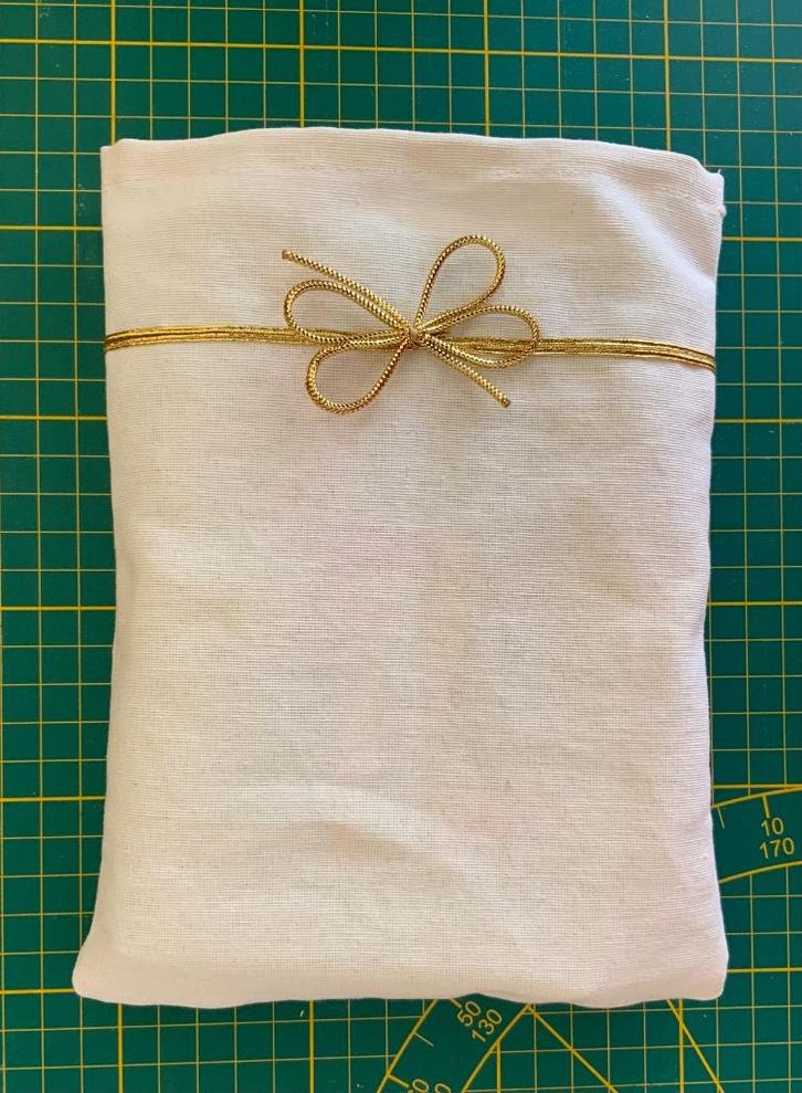 Handgemaakt medium cadeauzakje met strik 17 x 22 cm, Diversen, Cadeaupapier, Nieuw, Verzenden
