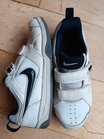 ZGAN Nike Lykin II 32 Boys Shoe beschikbaar voor biedingen