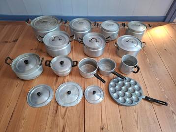 Vintage aluminium pannen met deksels.  beschikbaar voor biedingen