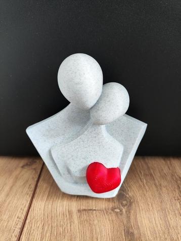 Beeld man & vrouw met rood hart beschikbaar voor biedingen