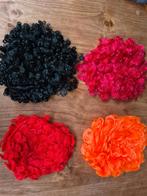 4 carnavalspruiken - pruiken carnaval zwart rood oranje roze, Carnaval, Maat 42/44 (L), Ophalen of Verzenden, Accessoires