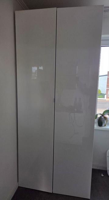 Hoge witte kledingkast