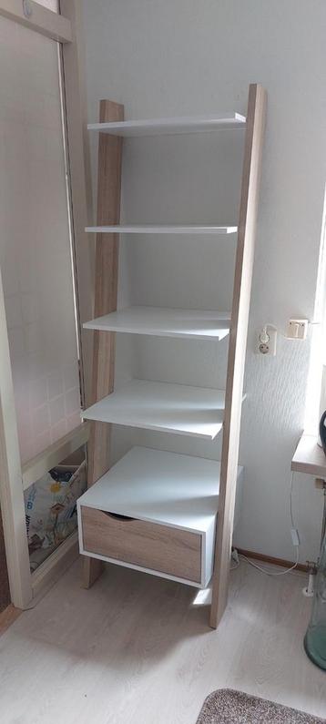 Gratis Boekenkast of decoratie kast beschikbaar voor biedingen