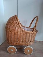 Rieten poppenwagen - klaar voor een nieuwe ronde!, Kinderen en Baby's, Speelgoed | Poppen, Ophalen, Gebruikt, Overige typen