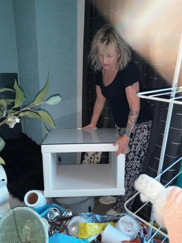 Nachttafeltjes / bijzettafeltjes 2 wit leer met glazen blad