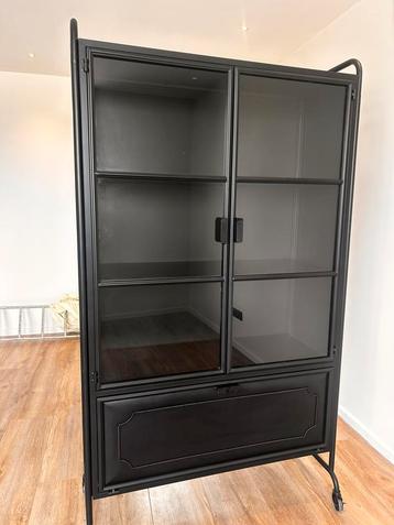 WOOOD vitrine kast beschikbaar voor biedingen
