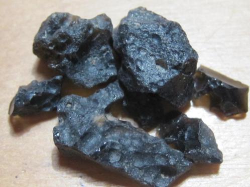 mi. 2x 15Kt ruwe edelstenen TEKTIET (TECTIET)(3), Verzamelen, Mineralen en Fossielen, Mineraal, Verzenden
