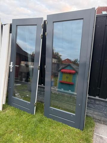 Nette buitendeuren met dubbelglas beschikbaar voor biedingen