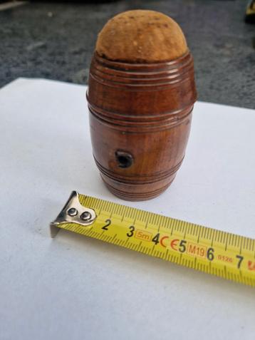 Vintage Naaldenkussen in de vorm van een ton beschikbaar voor biedingen