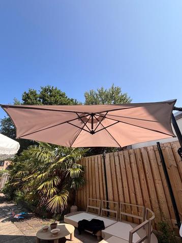 Zweefparasol met voet en gewichten  beschikbaar voor biedingen