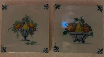 2 Tichelaar Makkum tegels met fruitmand beschikbaar voor biedingen