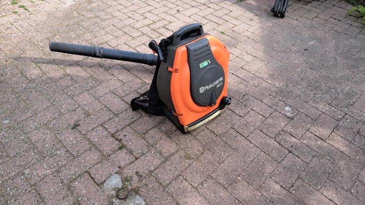 Husqvarna 356BT bladblazer ruggedragen zeer stil 65dba, Tuin en Terras, Bladblazers, Gebruikt, Ruggedragen, Benzine, Ophalen
