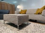 NIEUWSTAAT Design on Stock 2.5-zits bank + Hocker – Beige, 75 tot 100 cm, Ophalen of Verzenden, Zo goed als nieuw, Rechte bank