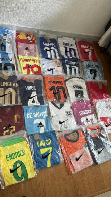 Alle soorten alle maten voetbalshirts beschikbaar BERICHT ! beschikbaar voor biedingen