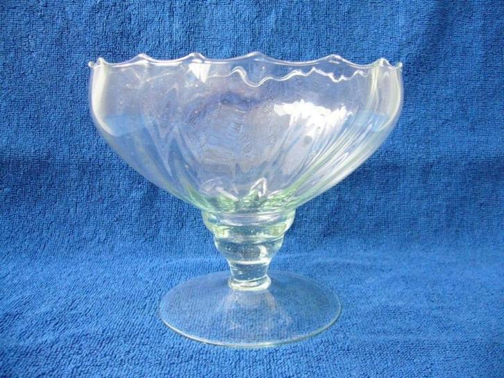 Oude bonbonniere op voet z.g.a.n., Antiek en Kunst, Antiek | Glas en Kristal, Ophalen of Verzenden