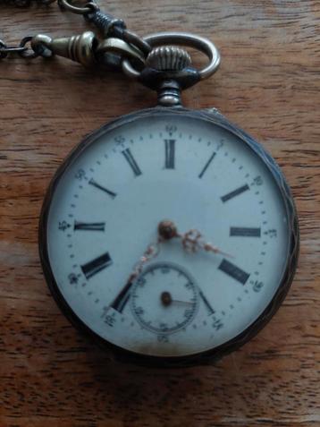 Antiek zilveren zakhorloge met ketting beschikbaar voor biedingen
