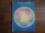 Onze Aarde - atlas van de Werelddelen en Indonesië (ca.1955), Boeken, Atlassen en Landkaarten, Gelezen, Overige atlassen, Ophalen of Verzenden