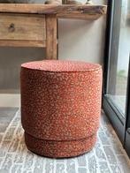 Hocker Two in oranjeroze panterprint stof - H 45 cm x D 45 c, Huis en Inrichting, Banken | Voetenbanken en Poefen, Nieuw, Rond