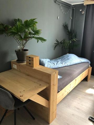 Steigerhouten bedden met bureautje, matras en lattenbodem beschikbaar voor biedingen