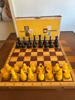 Ambroide schaakstukken met bord en doos - Sovjet Unie 1980, Een of twee spelers, Ophalen of Verzenden, Zo goed als nieuw