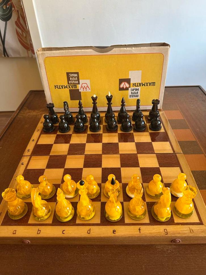 Ambroide schaakstukken met bord en doos - Sovjet Unie 1980, Hobby en Vrije tijd, Gezelschapsspellen | Bordspellen, Zo goed als nieuw
