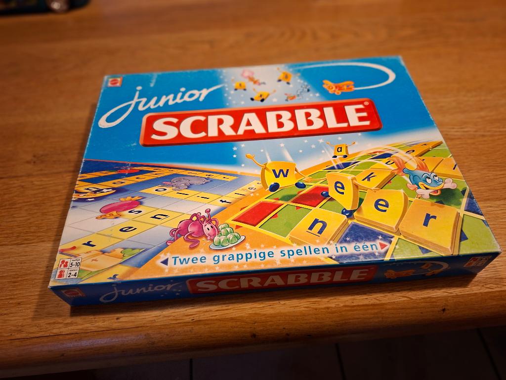 Junior Scrabble, twee grappige spellen in één, Hobby en Vrije tijd, Gezelschapsspellen | Bordspellen, Ophalen of Verzenden
