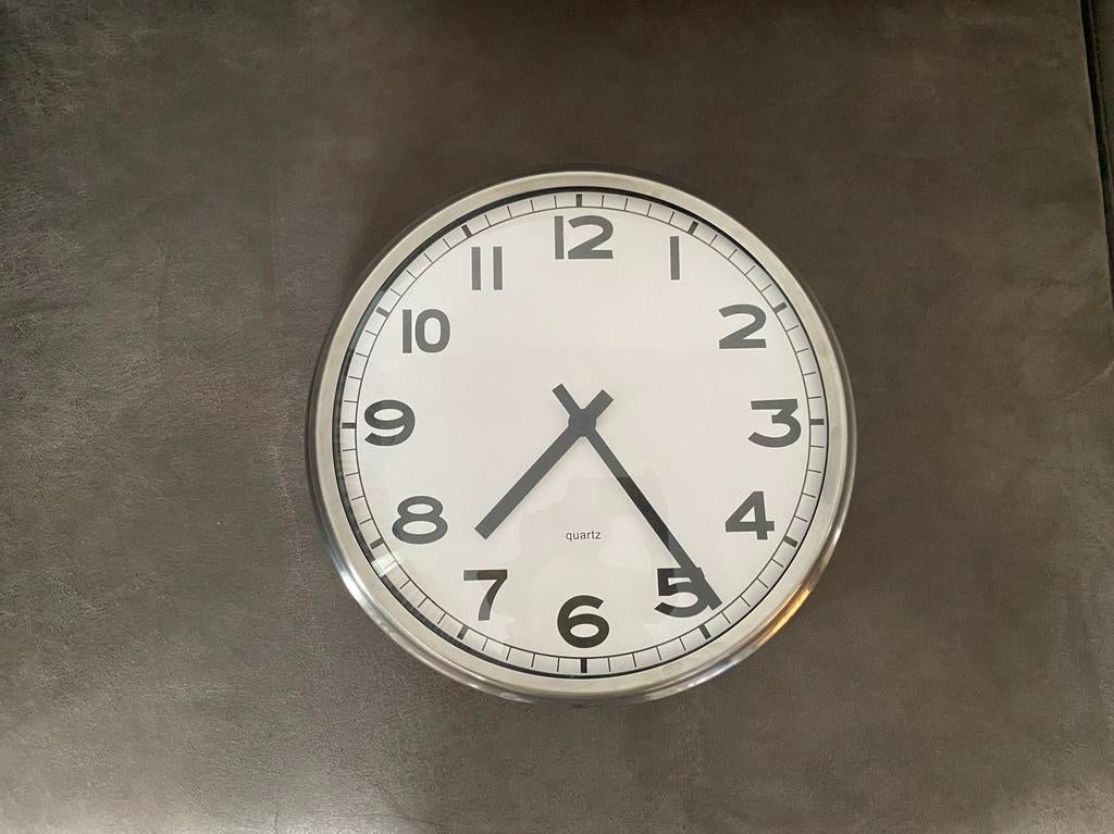 IKEA Pugg Wandklok - Modern en Functioneel, Ophalen of Verzenden, Zo goed als nieuw, Analoog, Wandklok