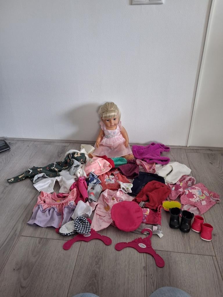 Baby Born zusje pop met veel kleding en accessoires, Ophalen of Verzenden, Gebruikt, Babypop