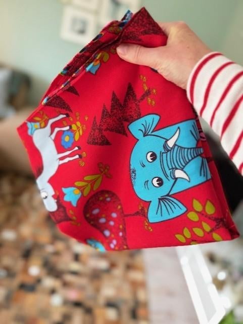 Stof rood dieren kinderprint vintage jaren 70, Hobby en Vrije tijd, Stoffen en Lappen, 120 cm of meer, Nieuw, Ophalen of Verzenden