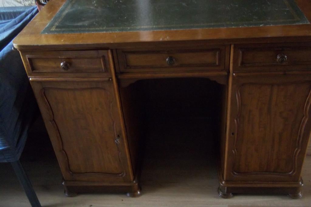 notenhouten bureau met 2 deurtjes, Antiek en Kunst, Ophalen