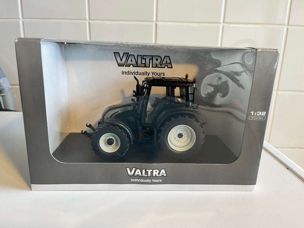 Valtra N142 Zwart 1/32, Ophalen of Verzenden, Zo goed als nieuw, Tractor of Landbouw, Overige merken