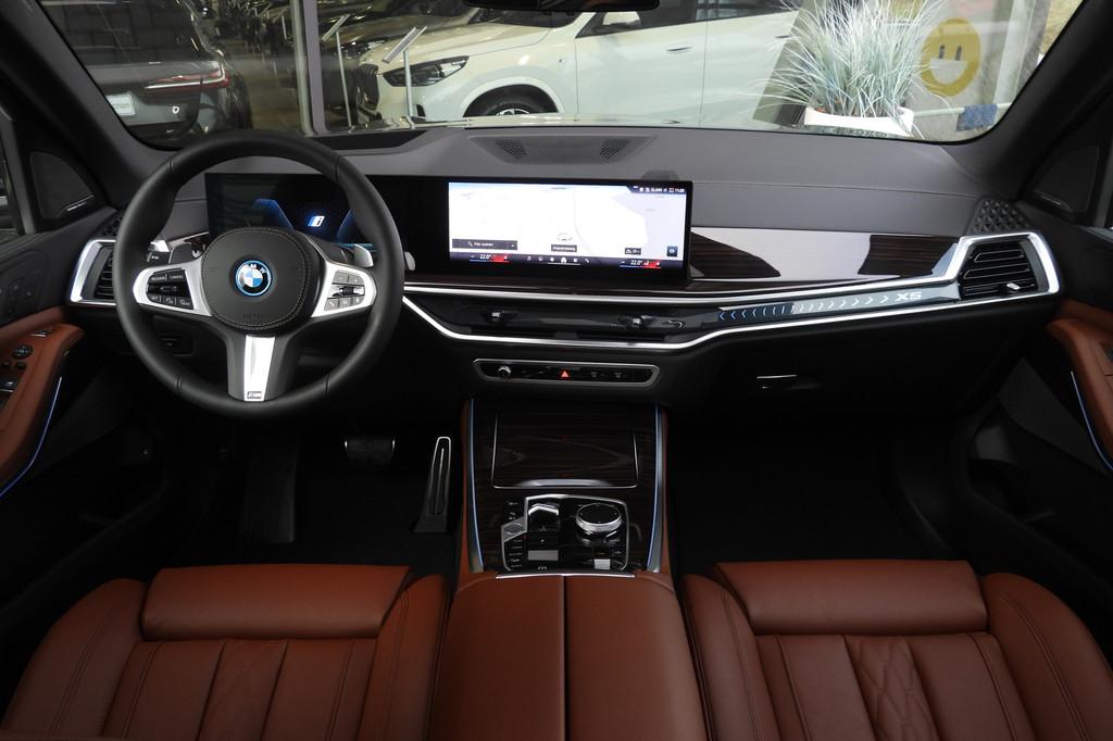 BMW X5 xDrive50e M Sport Automaat / Panoramadak / Trekhaak /, Automaat, 2395 kg, Zwart, Leder