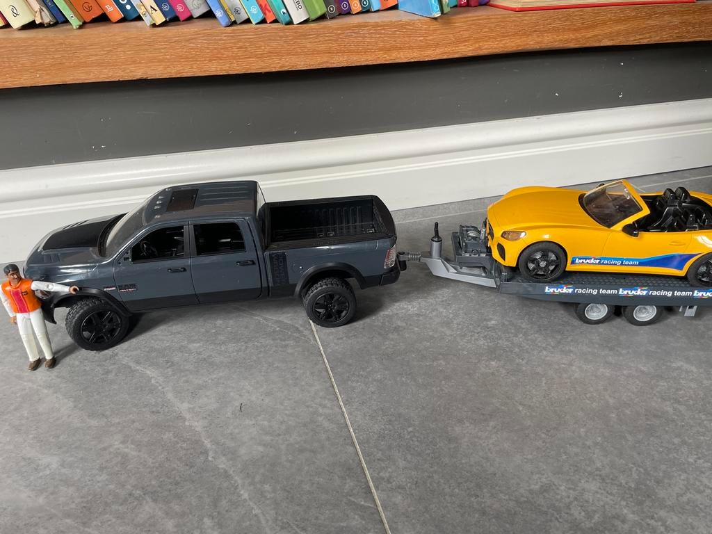Bruder Dodge Ram met 2 aanhangers en politie ombouwset, Kinderen en Baby's, Speelgoed | Speelgoedvoertuigen, Ophalen, Gebruikt