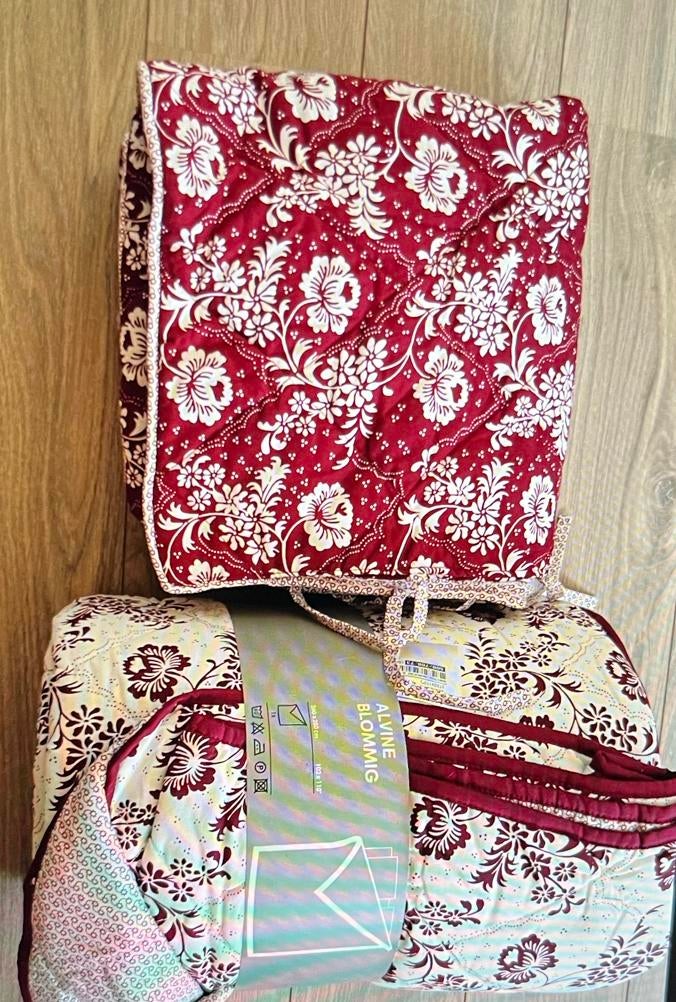 IKEA ALVINE BLOMMIG Bedsprei met 2 kussenslopen, Ophalen of Verzenden, Zo goed als nieuw, Rood, Deken of Dekbed
