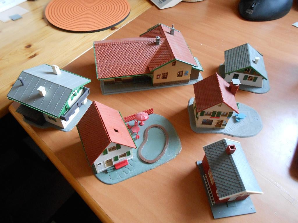 modelspoor HO 6 gebouwen station, winkel, huisjes, Hobby en Vrije tijd, Modeltreinen | H0, Gebruikt, Brug, Tunnel of Gebouw, Gelijkstroom of Wisselstroom