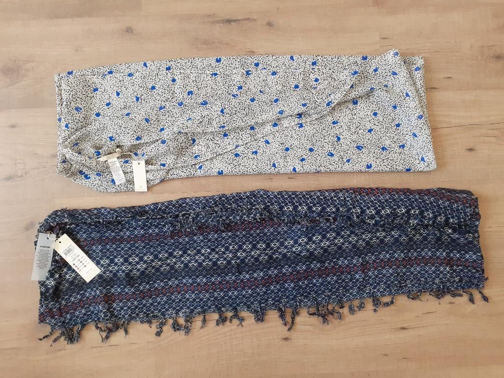 Gratis* 2 sjaals dames (nieuw!), Kleding | Dames, Mutsen, Sjaals en Handschoenen, Ophalen of Verzenden, Nieuw, Maat 38/40 (M)