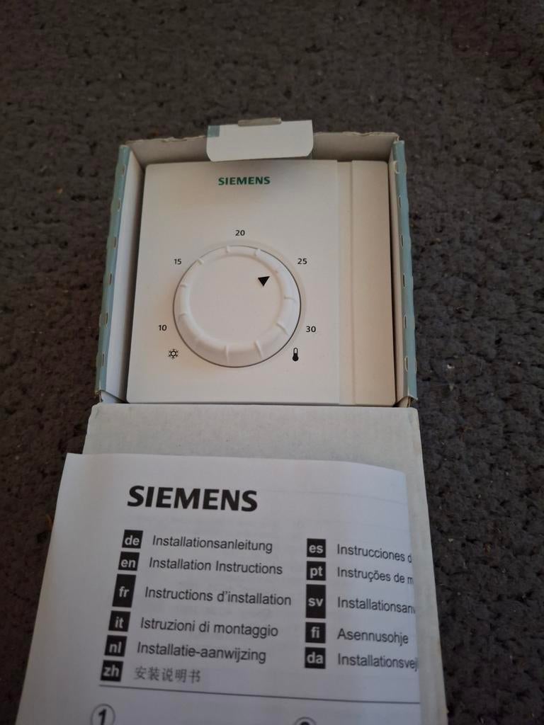 Siemens RAA21 Kamerthermostaat - Nieuw in doos, Doe-het-zelf en Verbouw, Ophalen of Verzenden, Nieuw